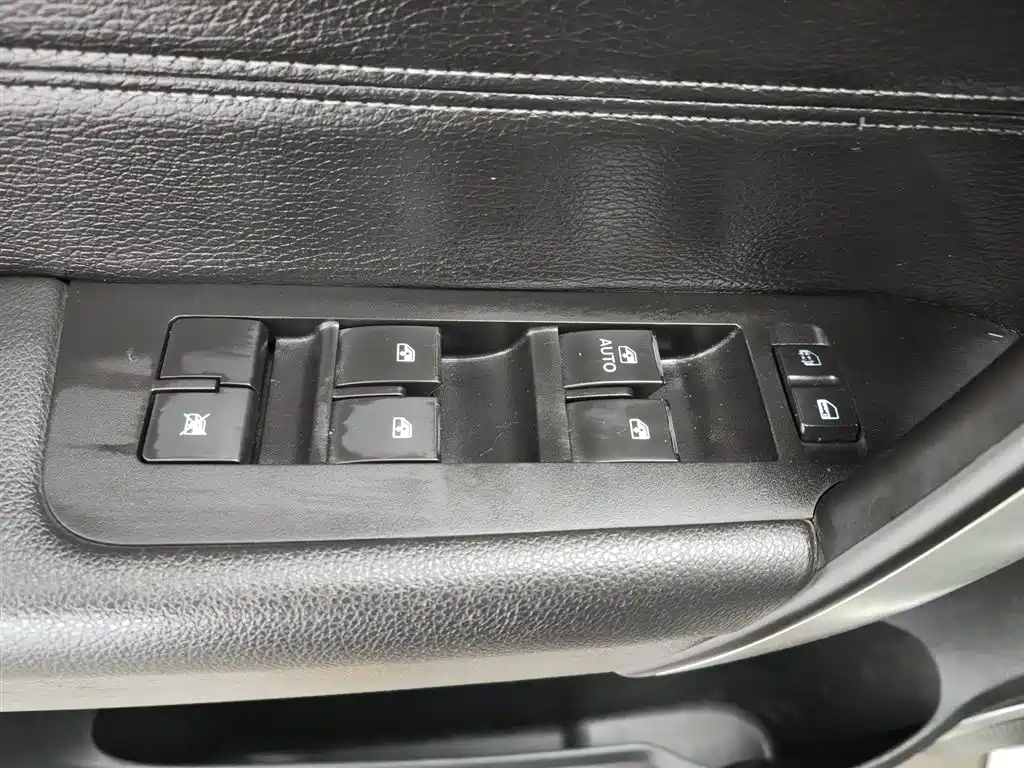 Chevrolet Captiva 2017 2.4L 2WD Luxury Edition 7-Seater фото 9