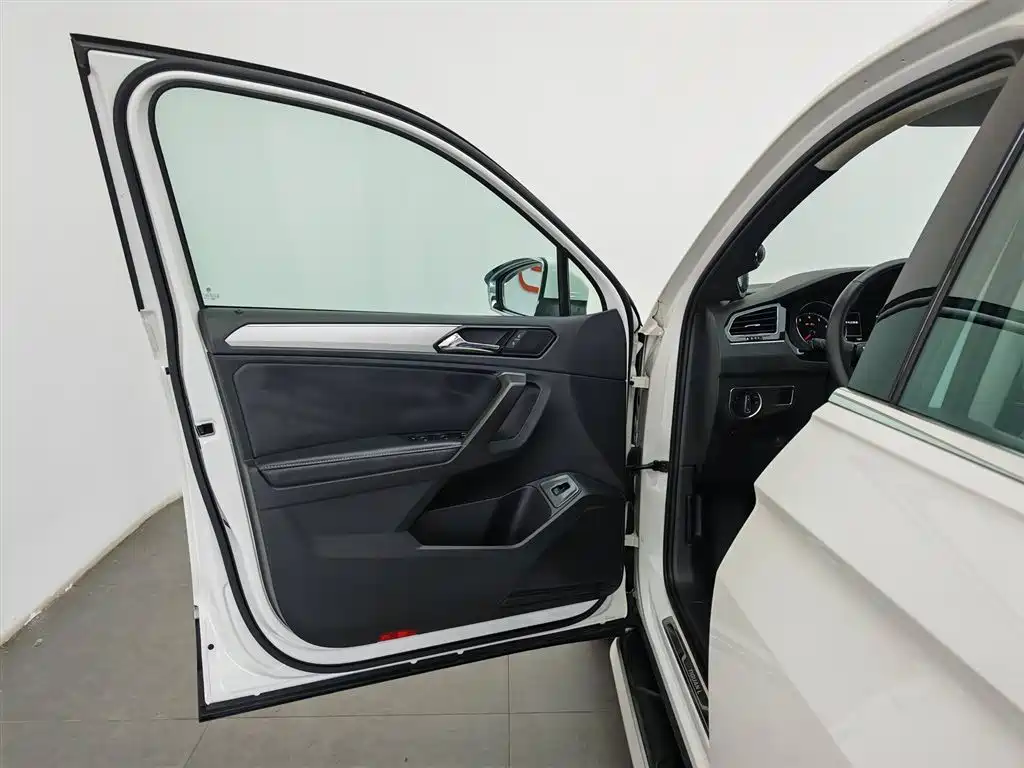 Volkswagen Tiguan L 2017 380TSI Automatic 4WD Luxury Edition фото 8