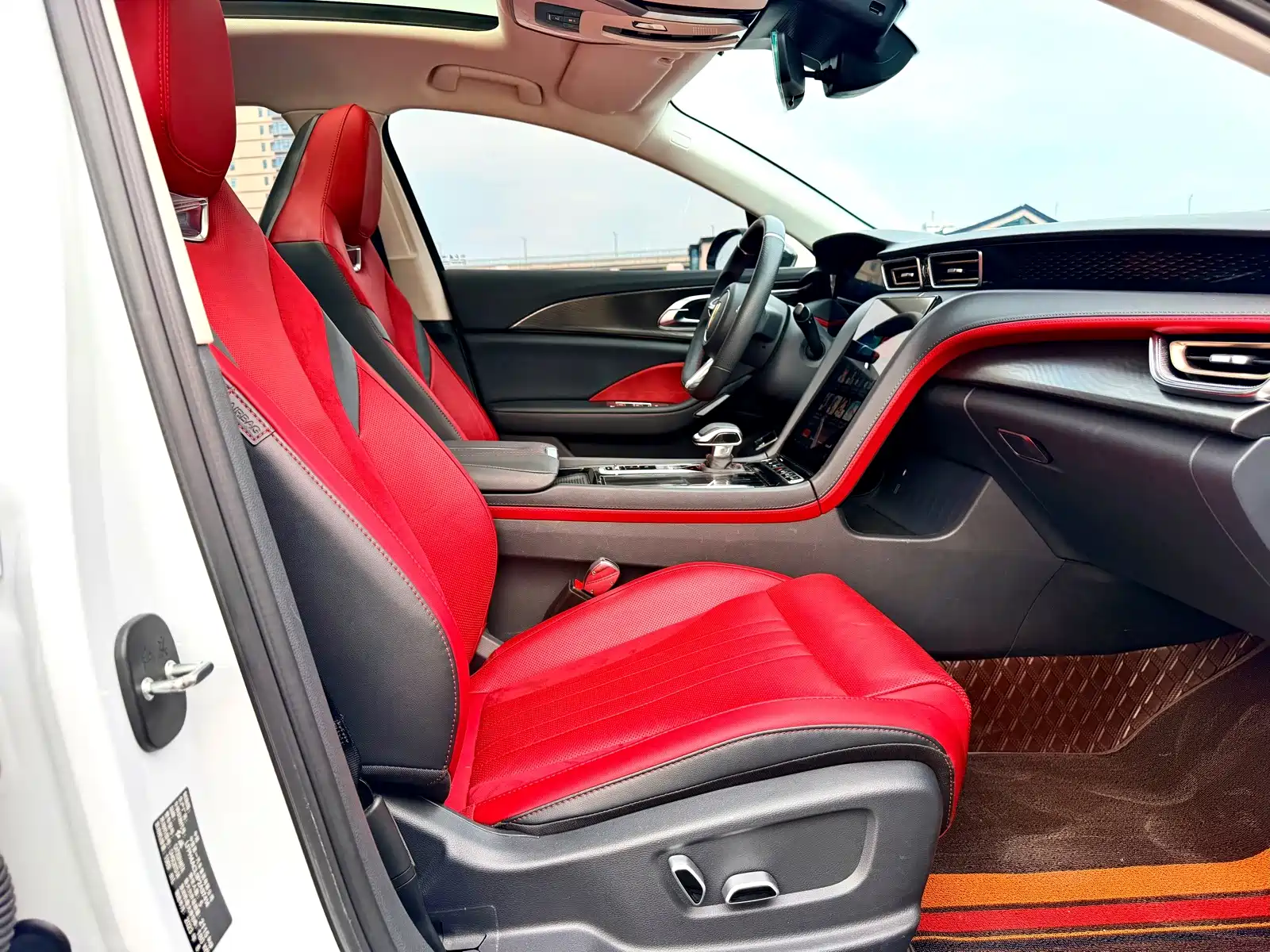 Фото 15 - Hongqi H6