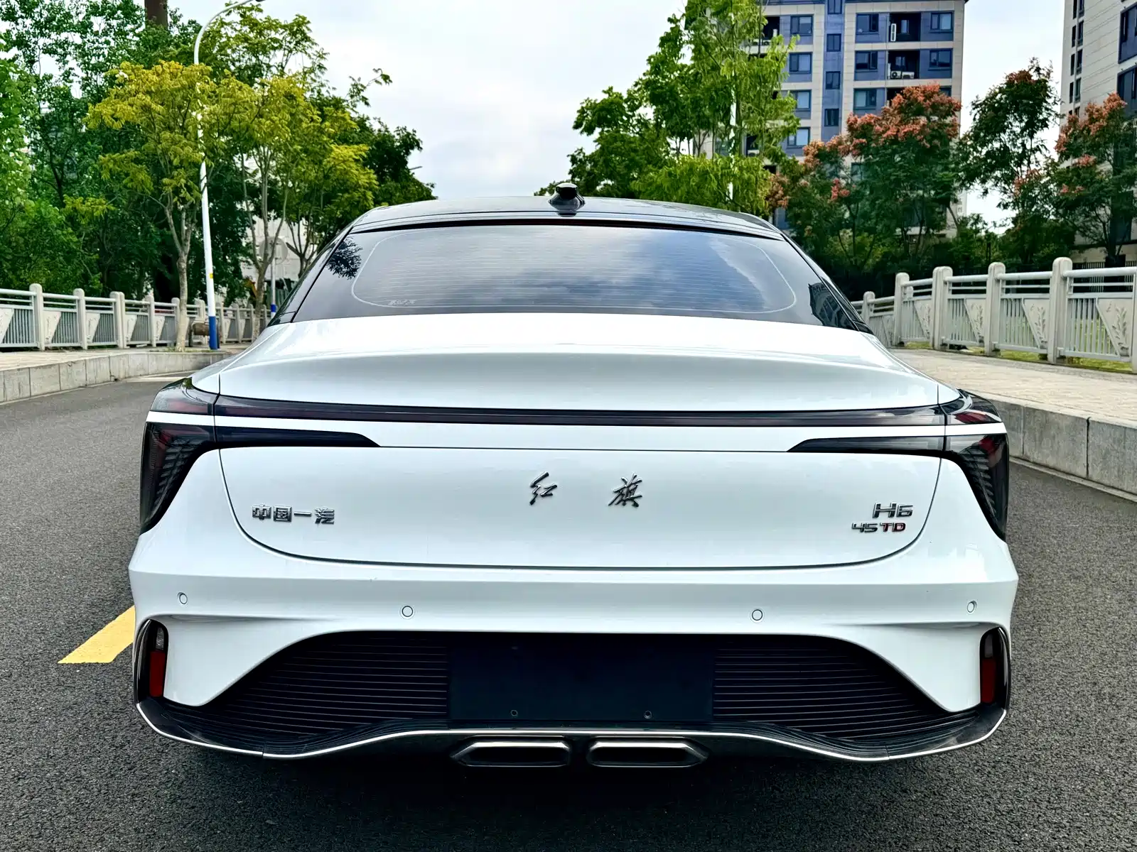 Фото 8 - Hongqi H6