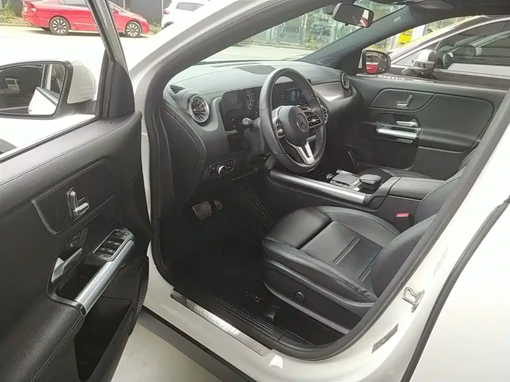 MERCEDES-BENZ GLA