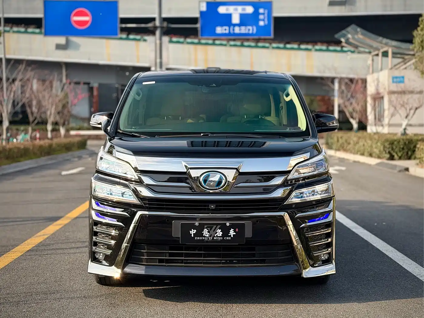 Toyota Vellfire 2019 Hybrid 2.5L HV Premium Edition фото 2