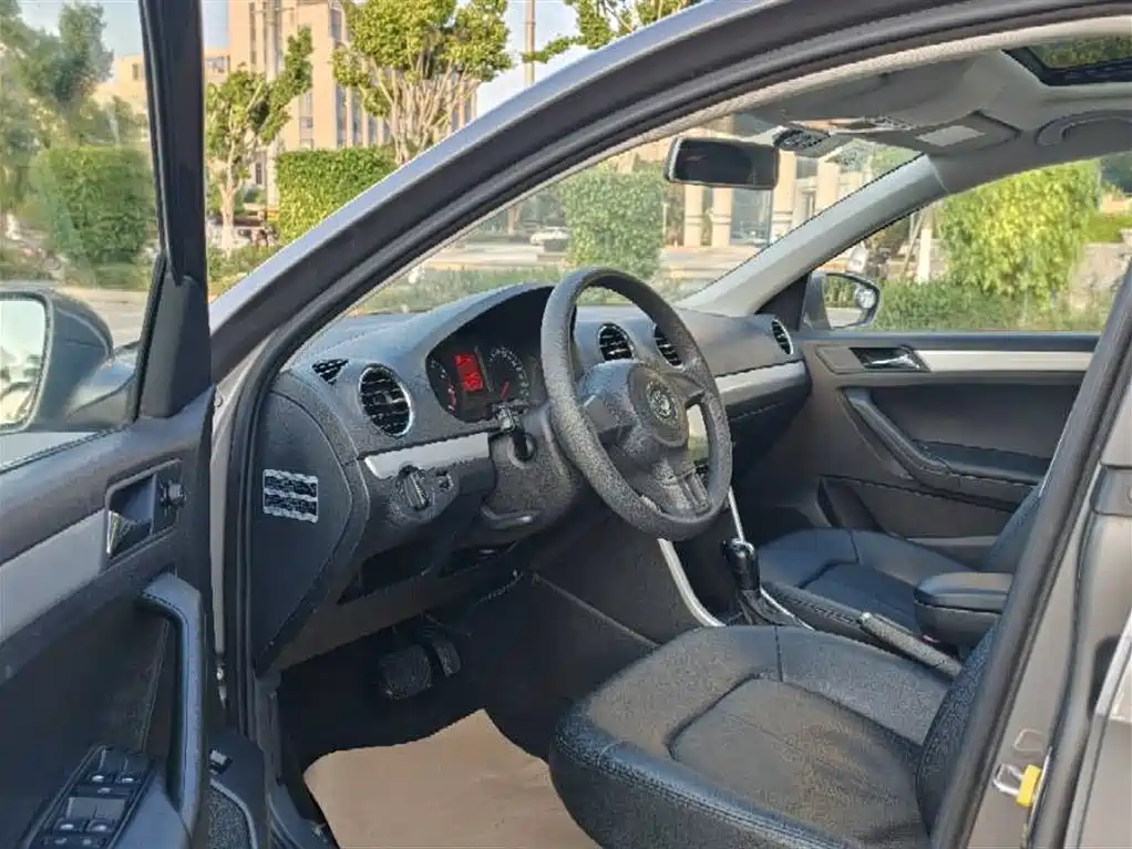 Volkswagen Jetta 2015 1.6L Auto Comfort фото 8