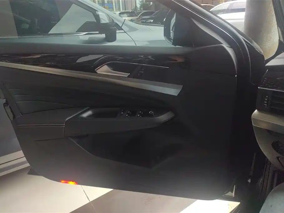 Volkswagen Passat 2024 380TSI Dragon Soaring Edition фото 7