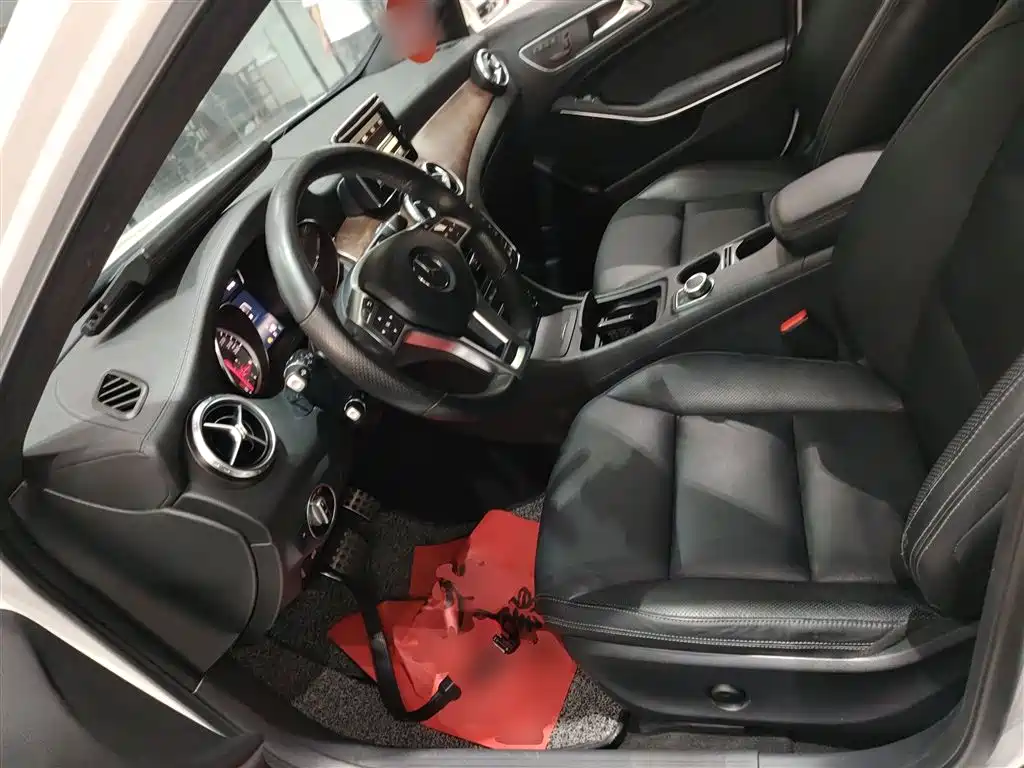 Mercedes-Benz GLA 2015 GLA 260 4MATIC Sport фото 11