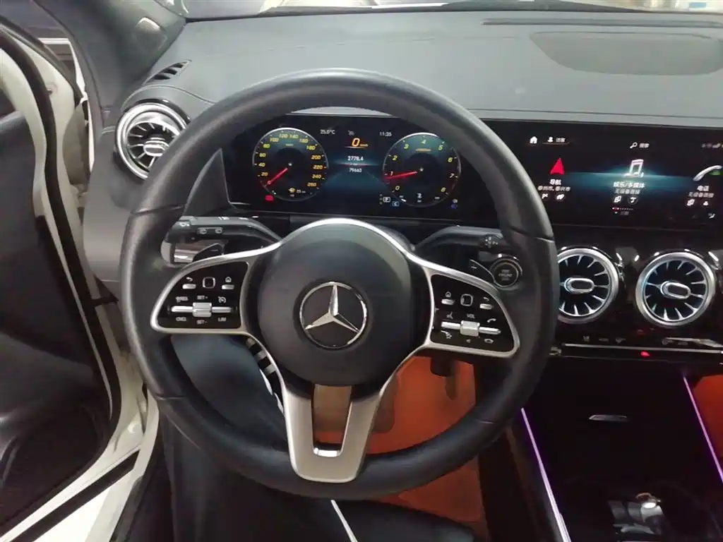 MERCEDES-BENZ GLA