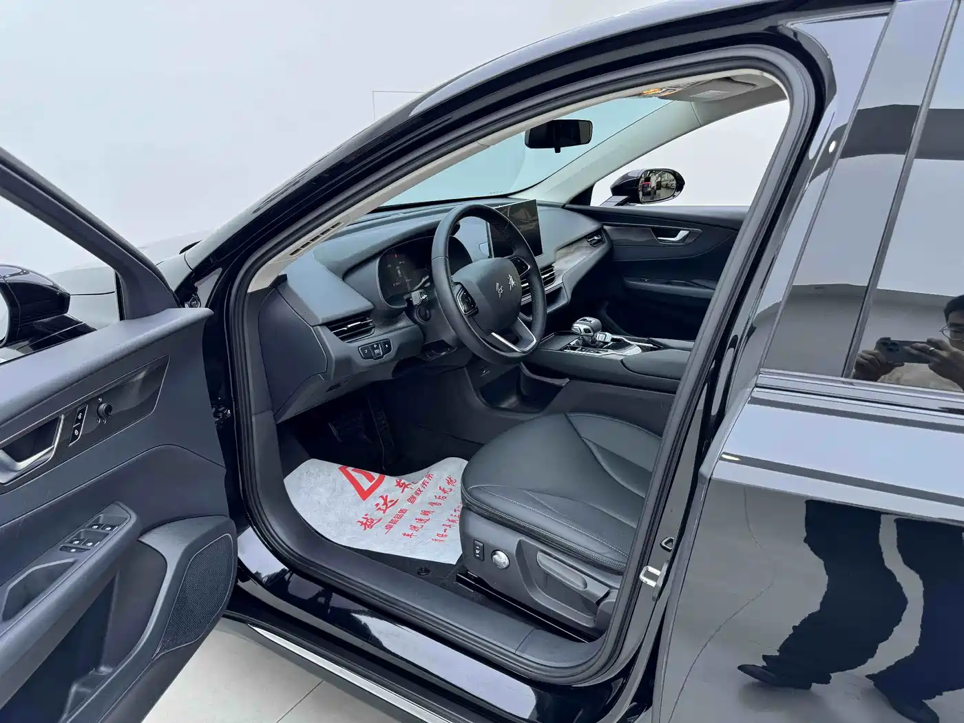 Hongqi E-QM5 2023 Facelift Basic Travel Edition фото 9