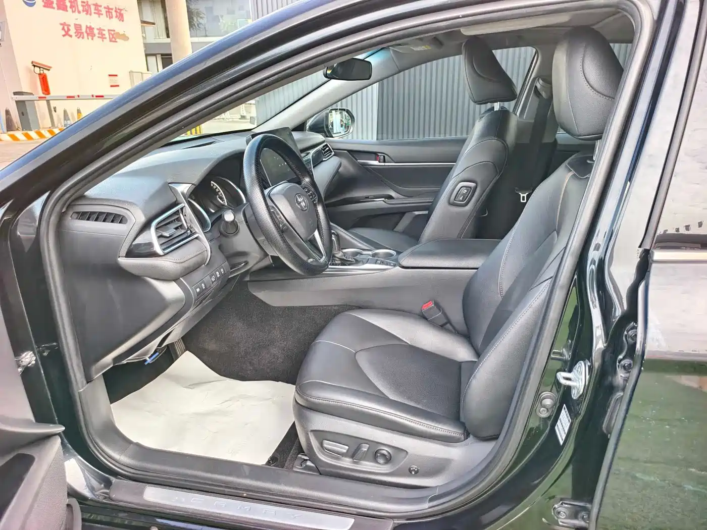 Фото 11 - Toyota Camry