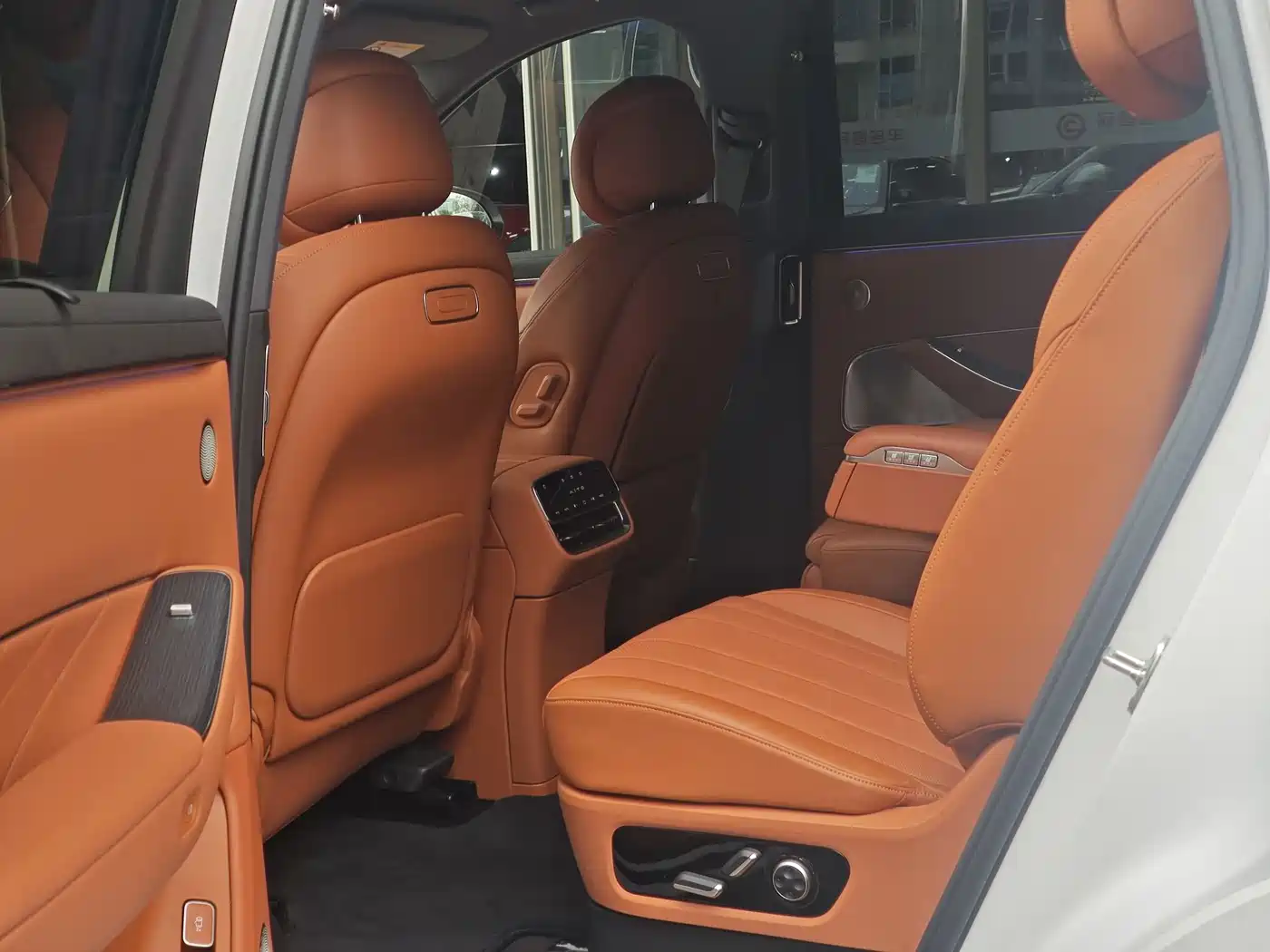 AITO Wenjie AITO M8 2025 Extended Range Ultra 53.4kWh 6-Seater фото 9