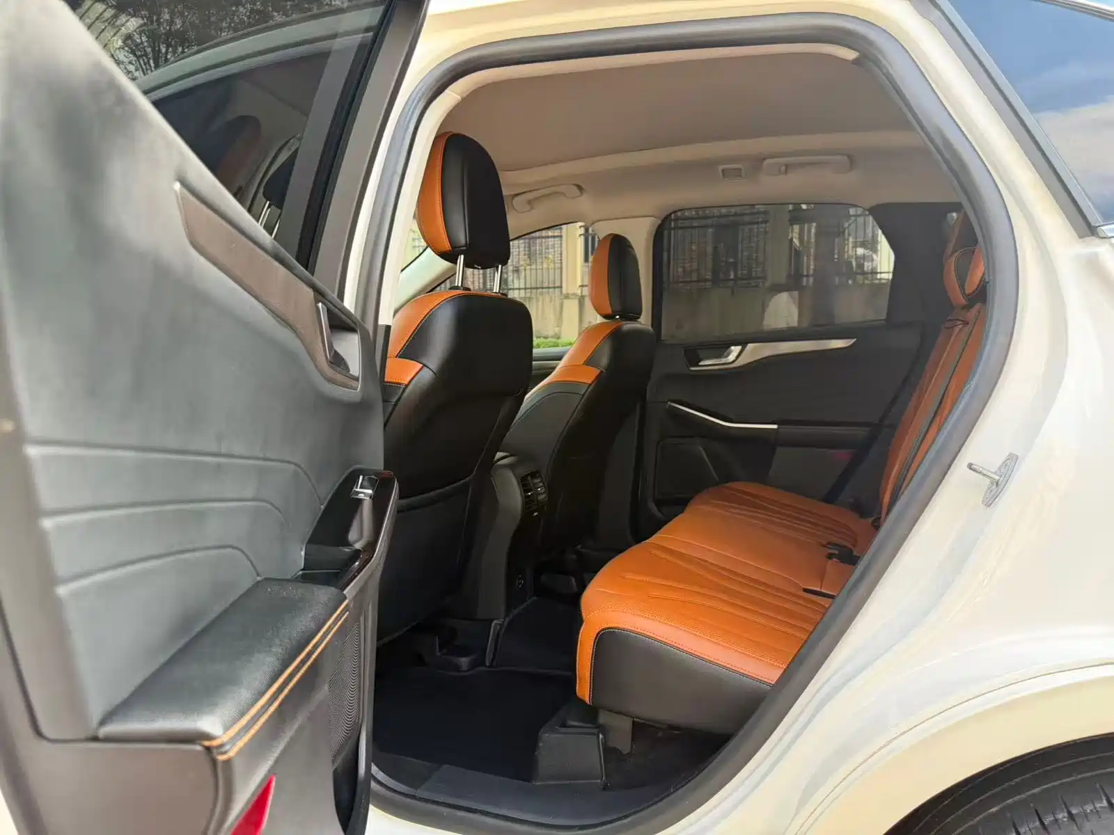 Photo 9 - Ford Escape