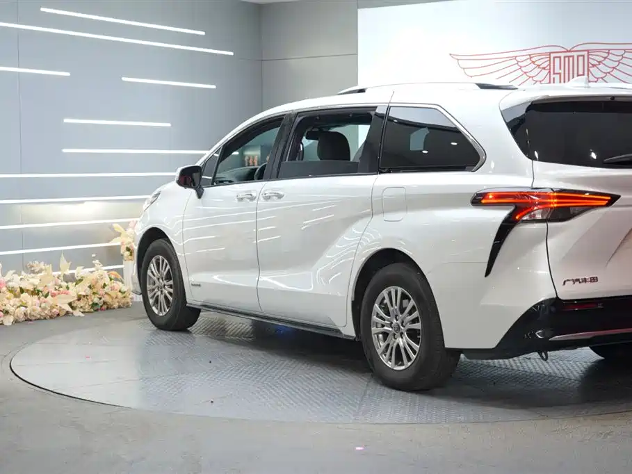 Toyota Sienna 2021 2.5L Hybrid Premium Edition фото 5