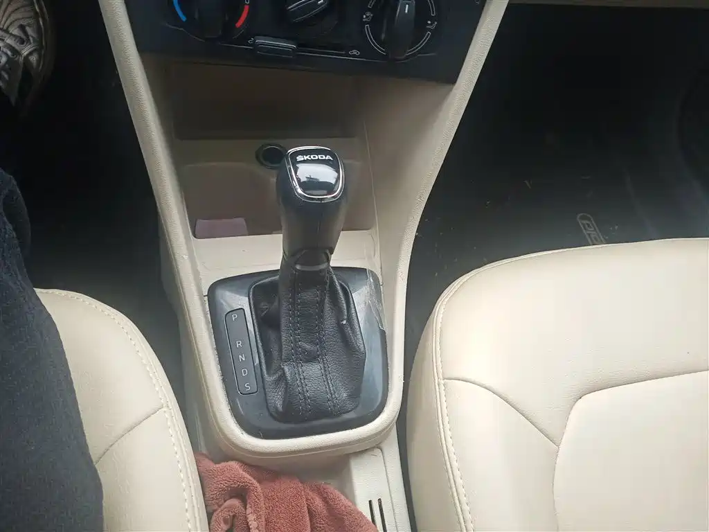 Škoda Rapid 2015 1.6L Automatic Smart Selection фото 14