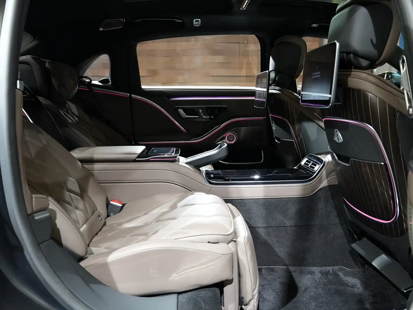 Mercedes-Benz Maybach S-Class 2022 S 680 4MATIC Craftsmanship Limited Launch Edition фото 24