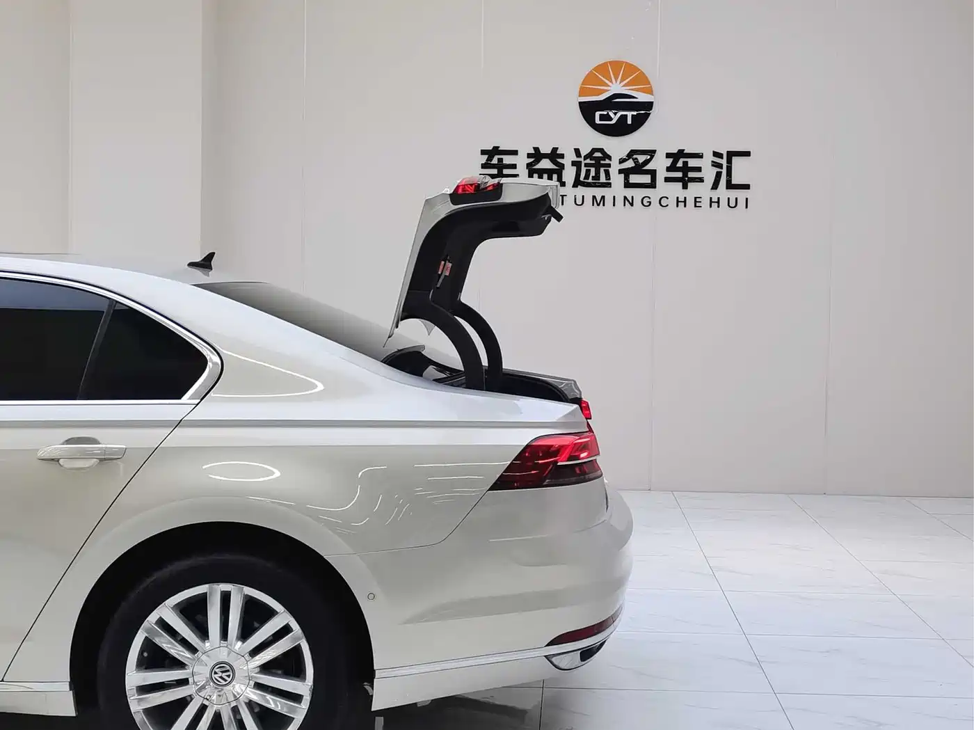 Volkswagen Phideon 2016 380TSI 2WD Executive Edition фото 27