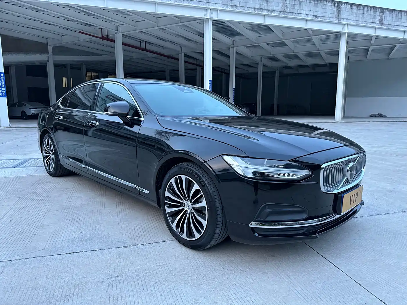 Volvo S90 2024 B5 Momentum Luxury Edition фото 3