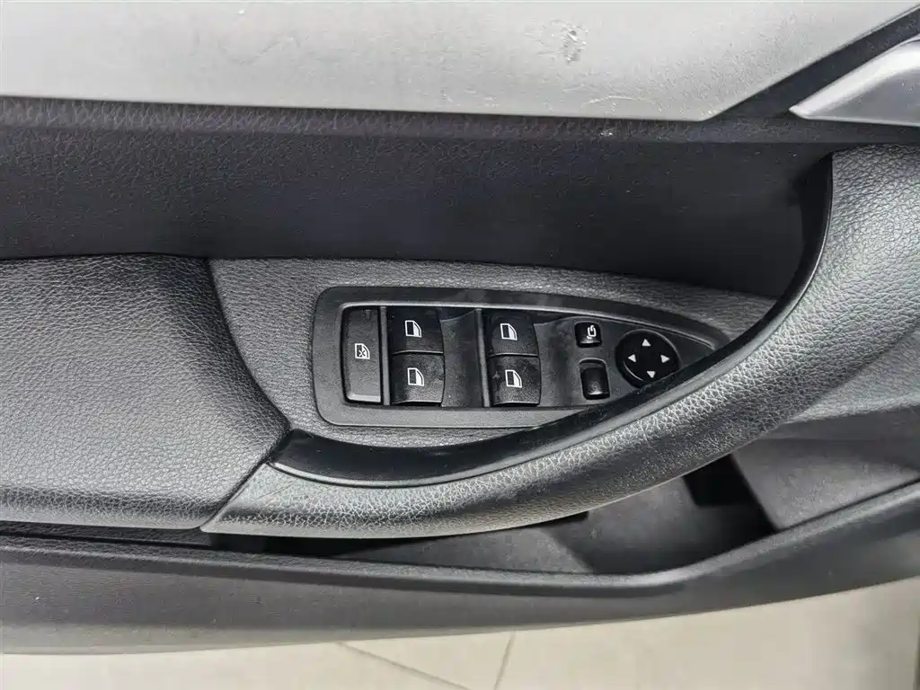 BMW X1 2016 sDrive18Li Fashion Model фото 9