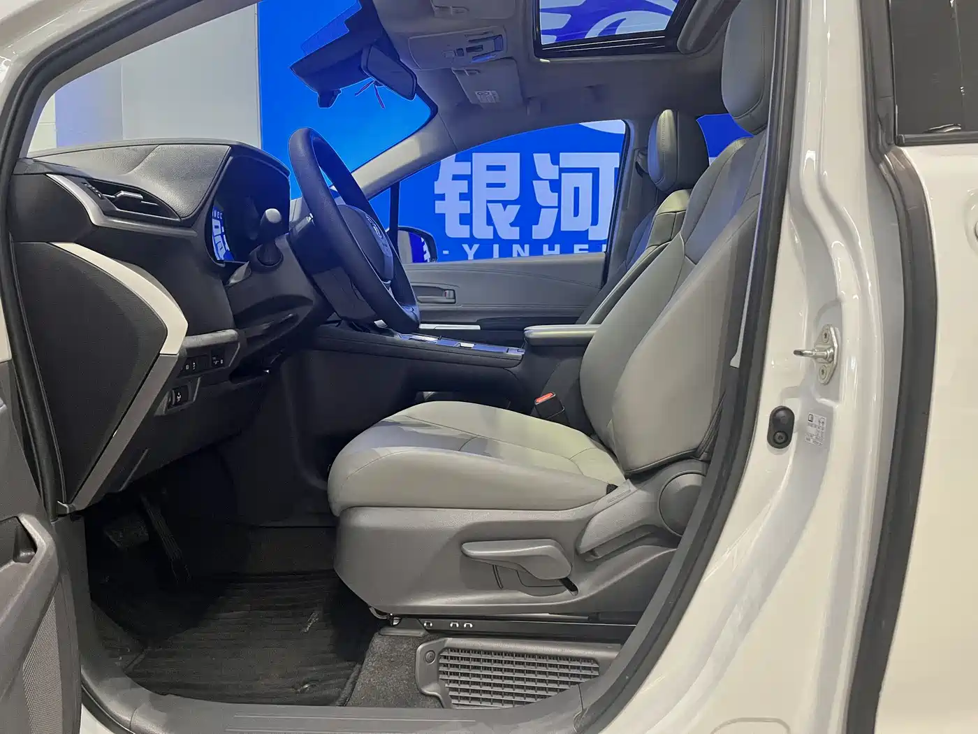 Toyota Granvia 2024 2.5L Hybrid Comfort фото 5