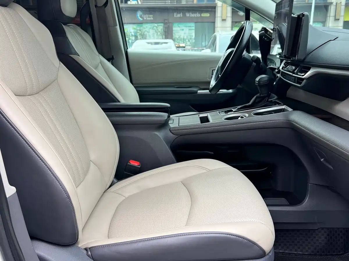 Toyota Sienna 2023 2.5L Hybrid Comfort Edition фото 23