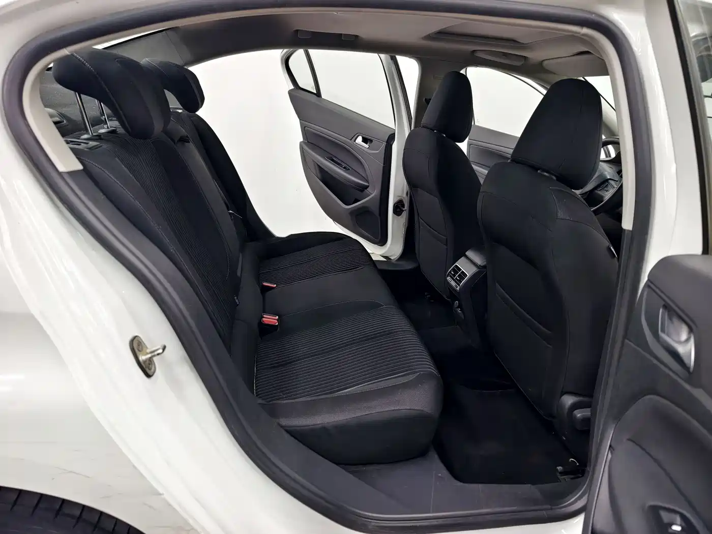 Peugeot 408 2016 1.6T Automatic Luxury Edition фото 16