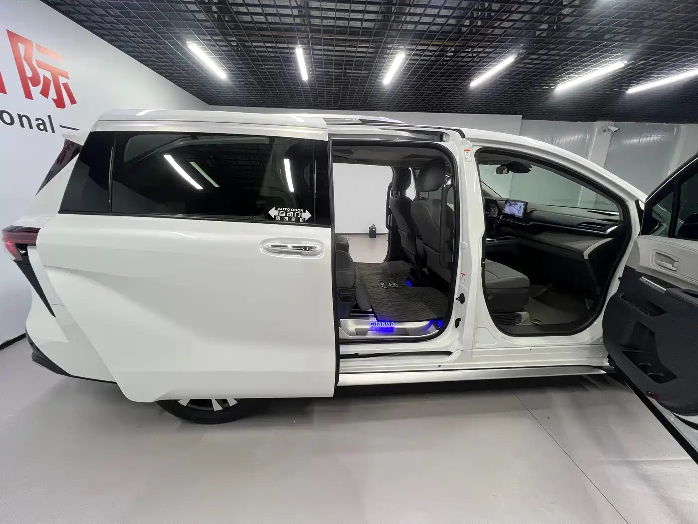 Toyota Granvia 2024 2023 2.5L Hybrid Luxury Edition