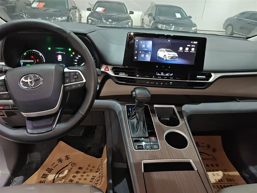 Toyota Granvia 2024 2.5L Hybrid Comfort фото 9