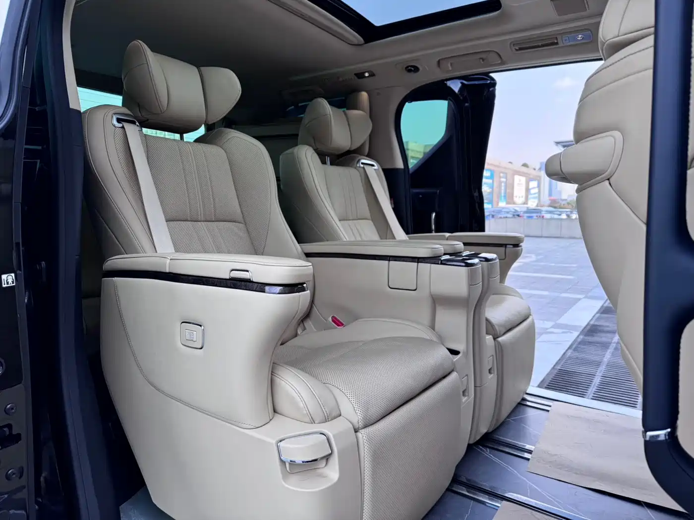 Toyota Alphard 2021 Hybrid 2.5L Premium фото 15