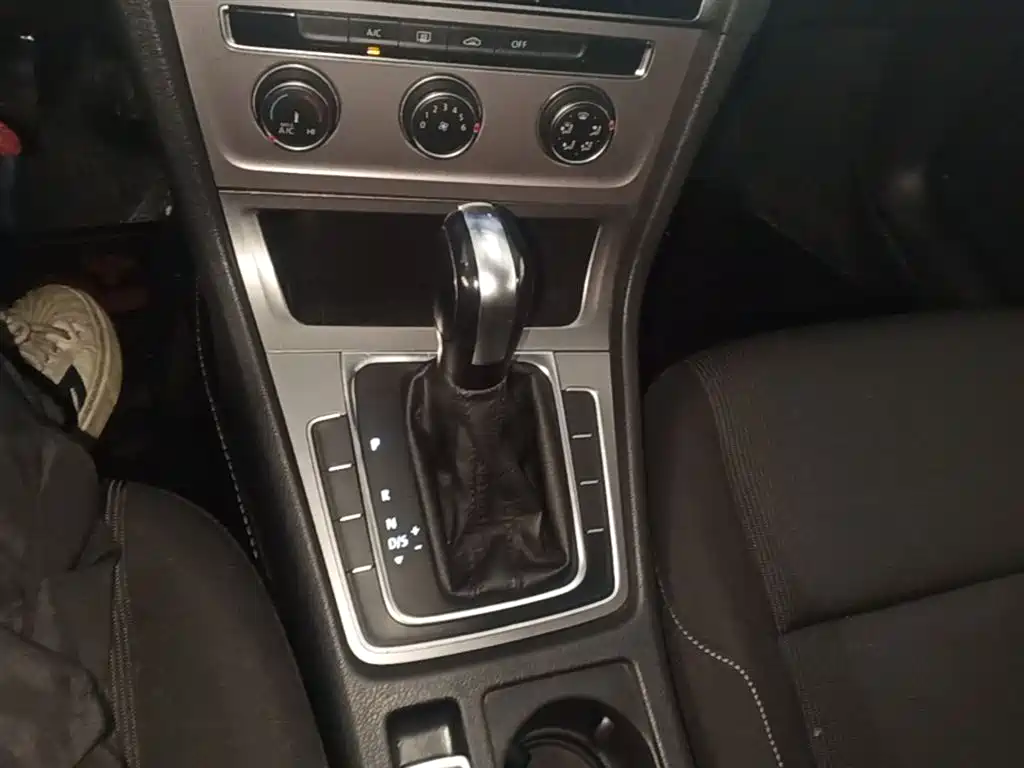 Volkswagen Golf 2016 1.6L Automatic Fashion фото 14