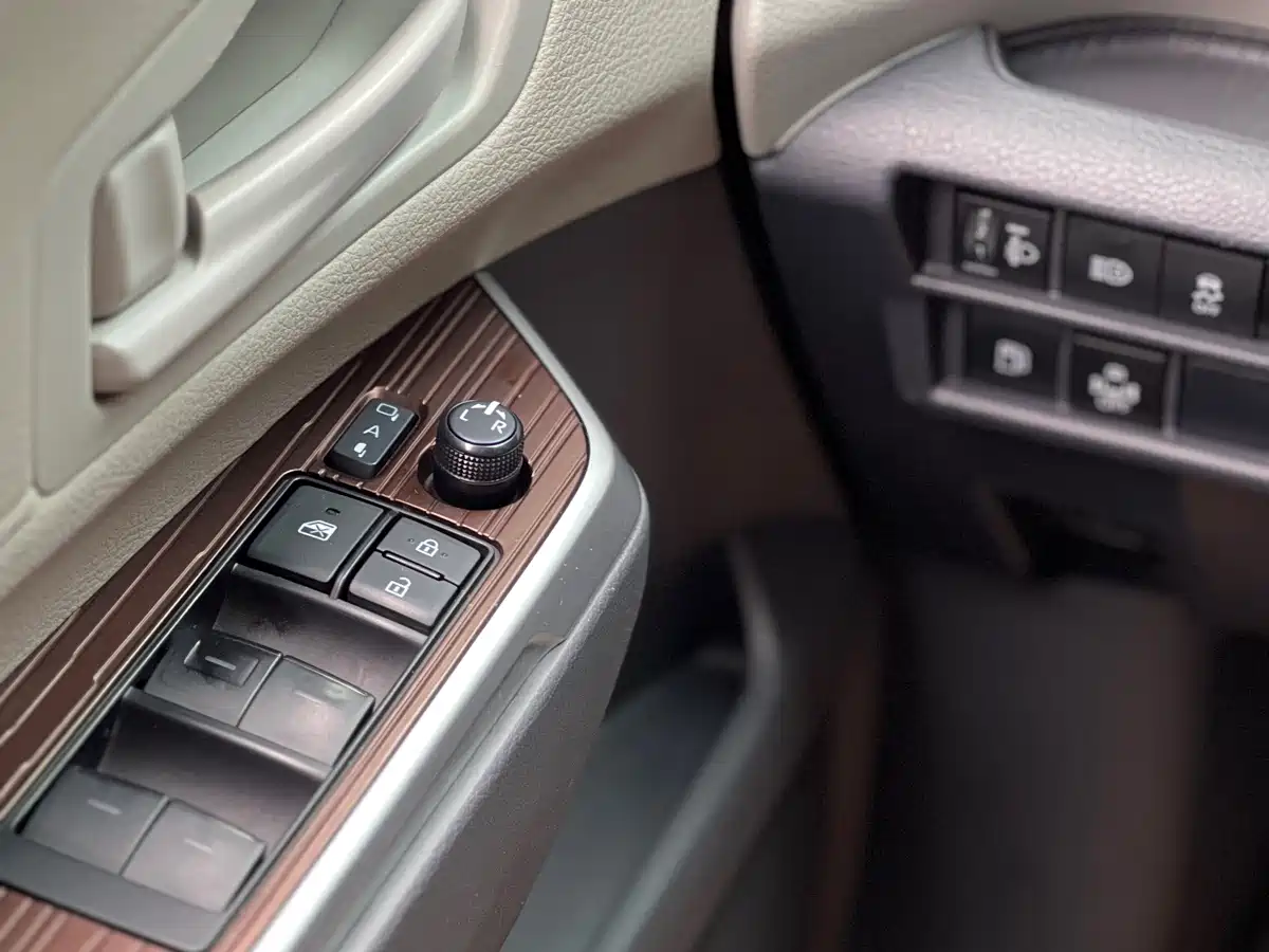 Toyota Sienna 2023 2.5L Hybrid Comfort Edition фото 5