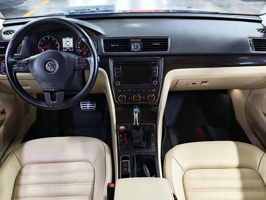 Volkswagen Passat 2014 1.8TSI DSG Executive Edition фото 8