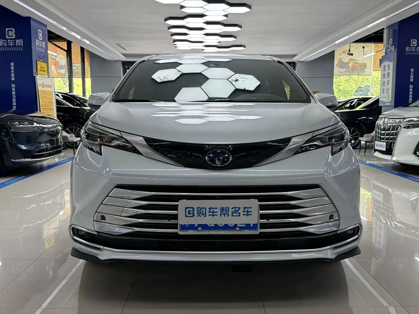 Toyota Sienna 2021 2.5L Hybrid Platinum Edition фото 2