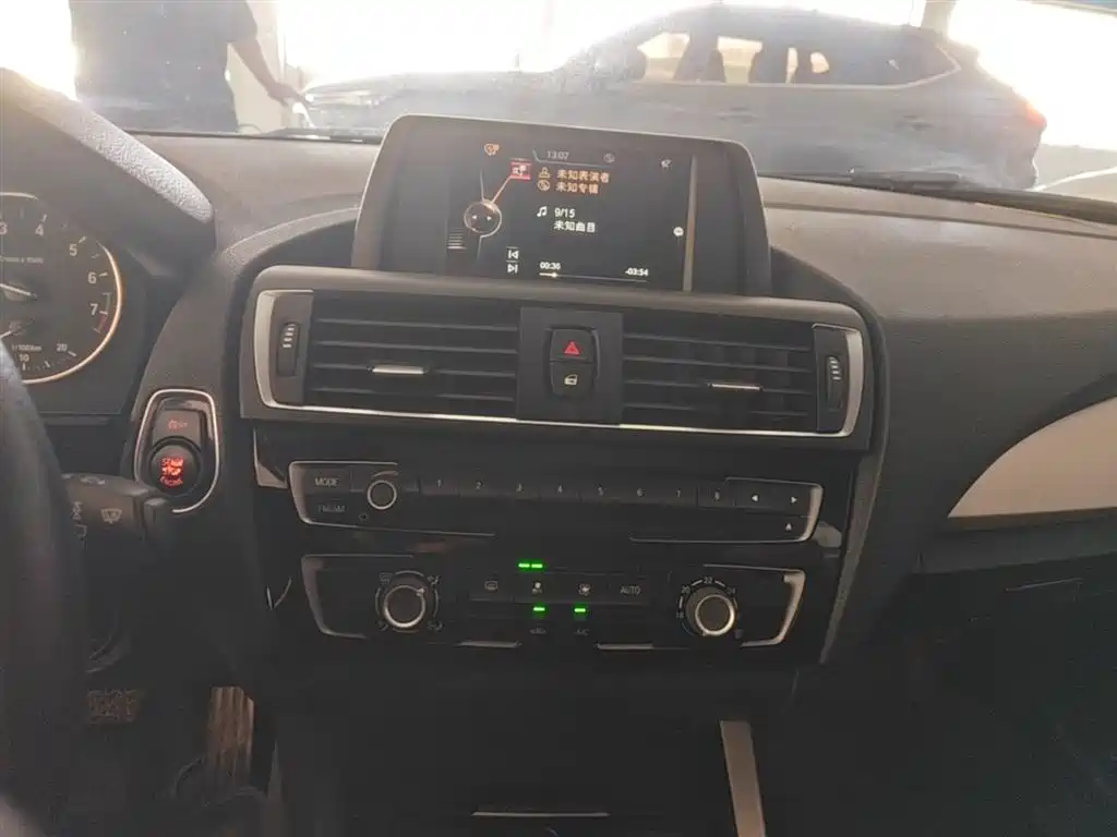 BMW 1 Series (Import) 2016 118i Leading фото 13