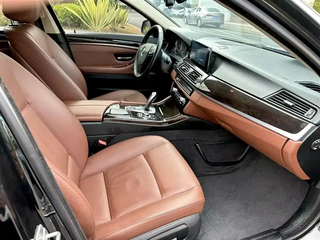 BMW 5 Series 2014 525Li Leading фото 13