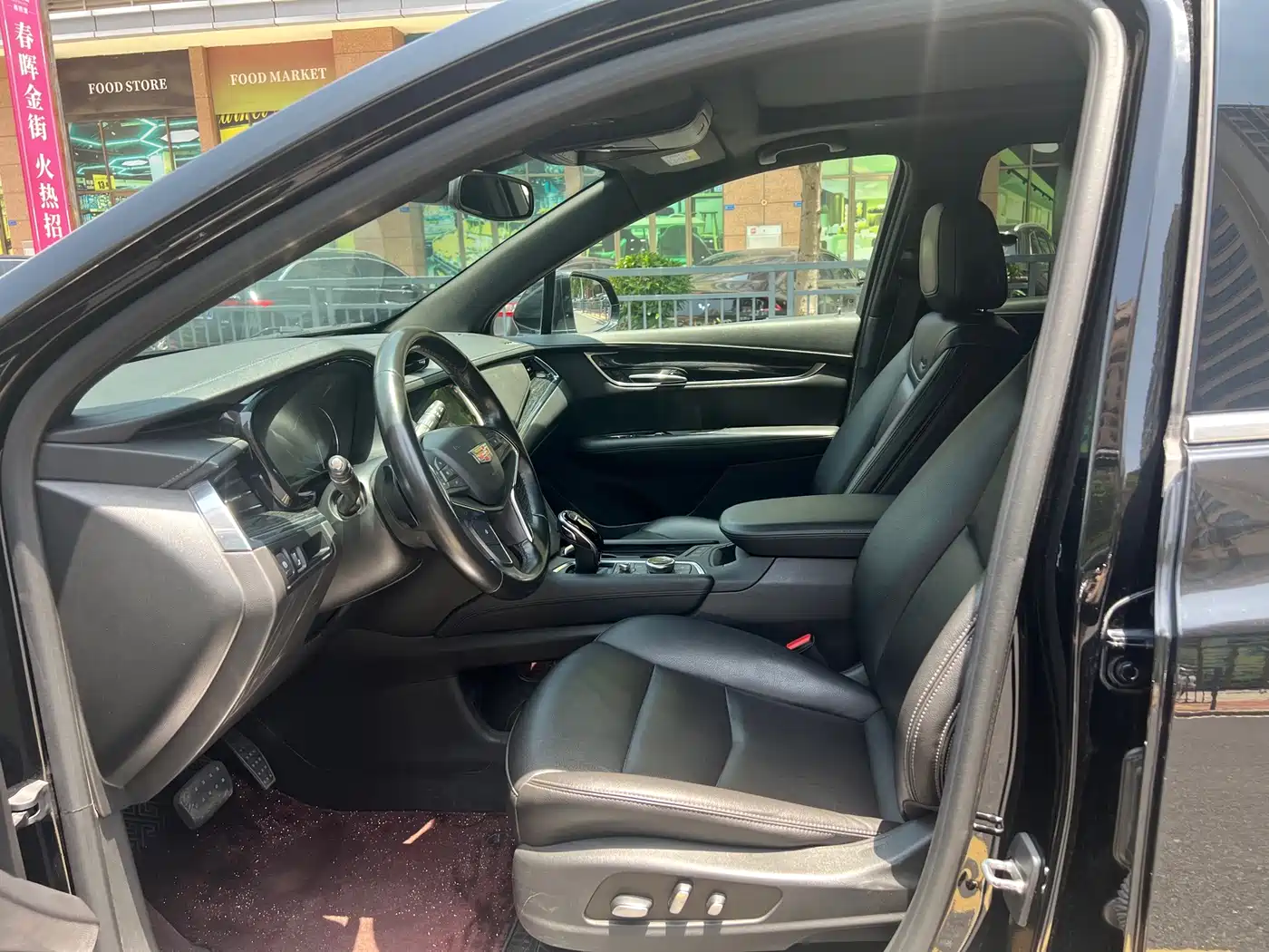 Photo 8 - Cadillac XT5