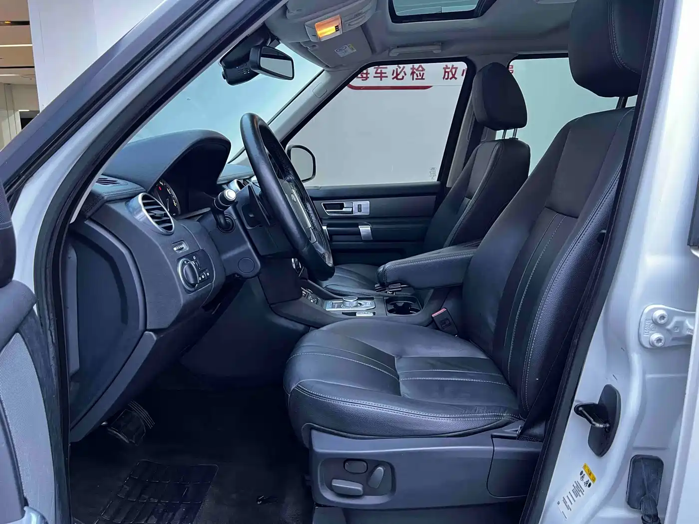 Land Rover Discovery 2015 3.0 SC V6 SE фото 4