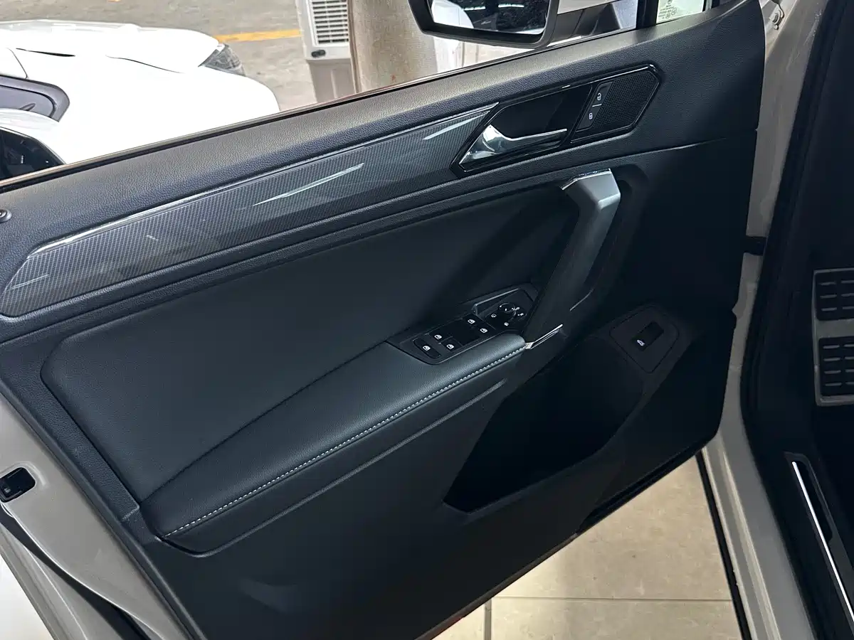 Volkswagen Tiguan L 2021 330TSI Automatic 2WD R-Line Premium фото 22