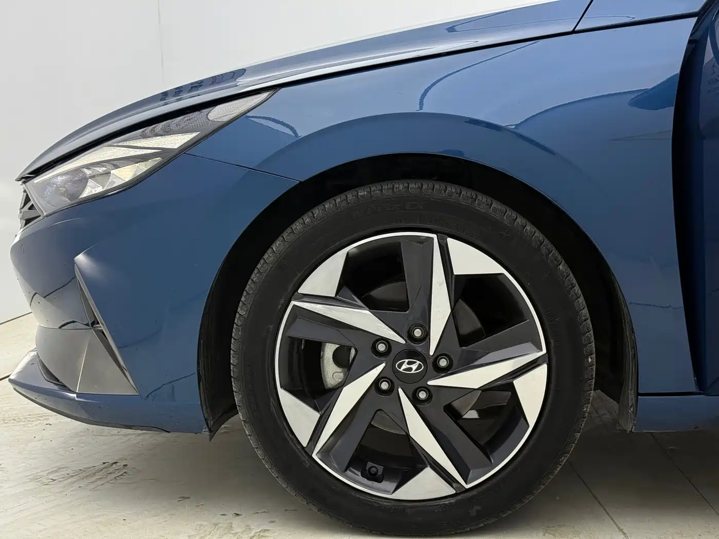 Hyundai Elantra 2022 1.5L CVT LUX Premium Edition фото 20