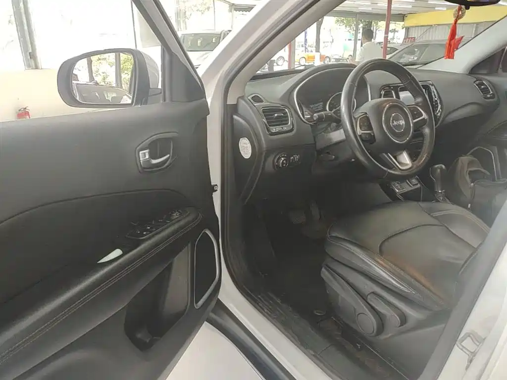 Фото 16 - Jeep Compass