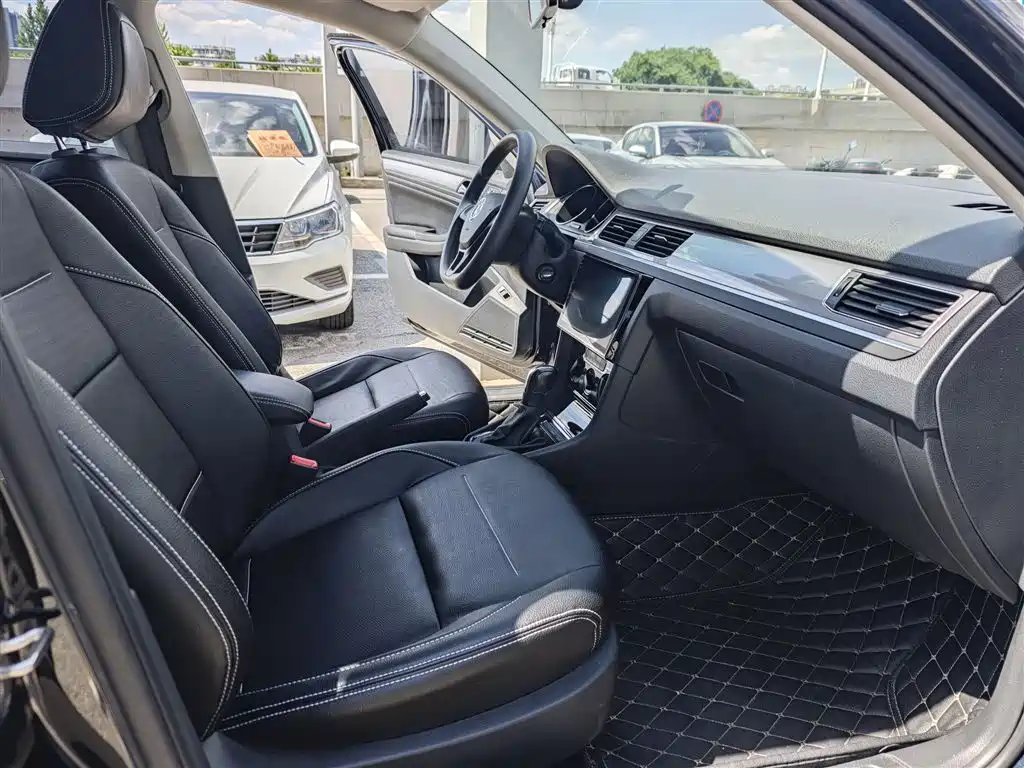VOLKSWAGEN BORA
