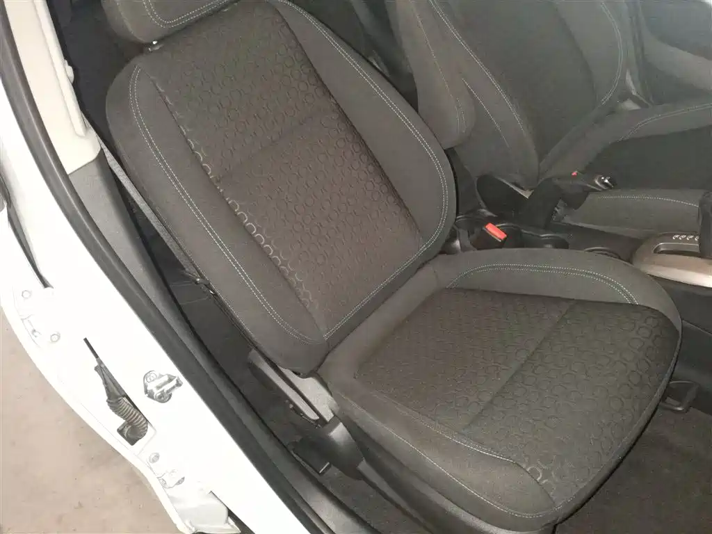 Chevrolet Trax 2016 1.4T Automatic 2WD Comfort Sunroof Edition фото 16