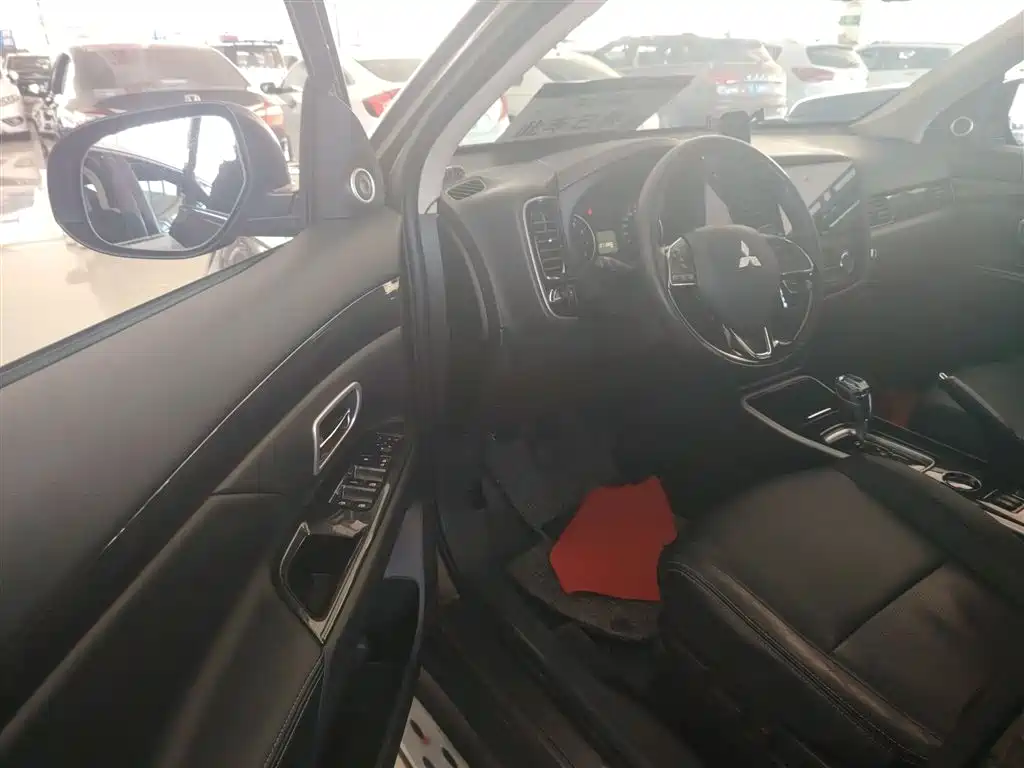 MITSUBISHI OUTLANDER