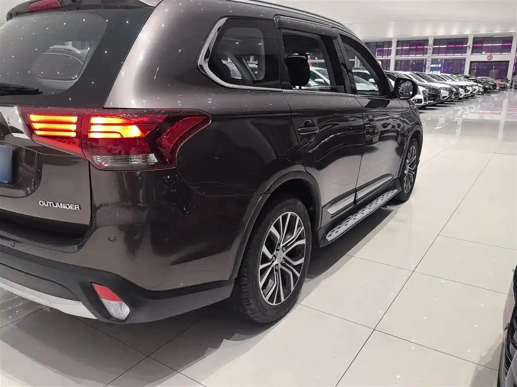 MITSUBISHI OUTLANDER