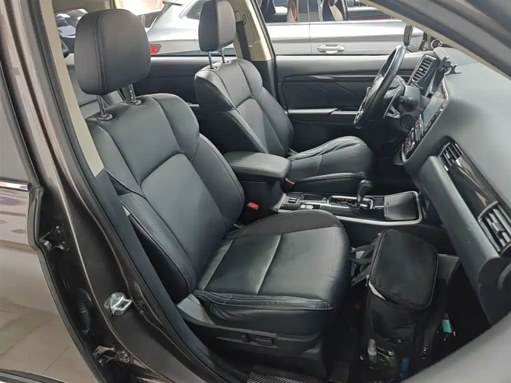 Mitsubishi Outlander 2019 2.4L 2WD Premium Edition 5-seater China V фото 25