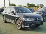 Photo 2 - Volkswagen Tiguan L