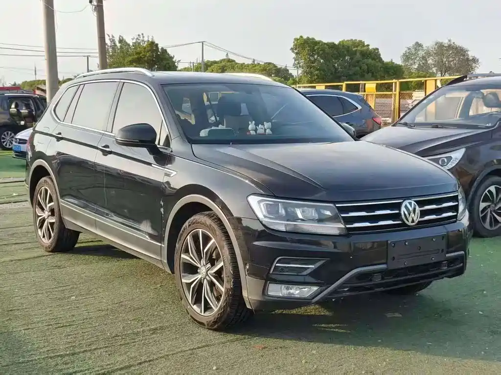 Photo 2 - Volkswagen Tiguan L
