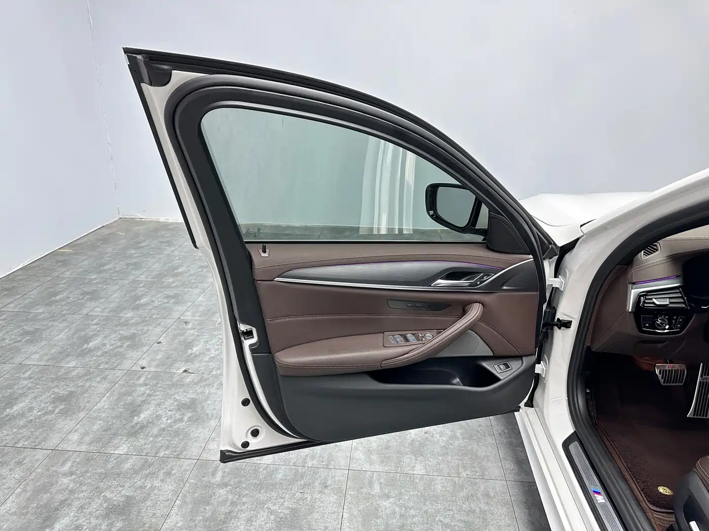 BMW 5 Series 2023 530Li Leading M Sport Package фото 14