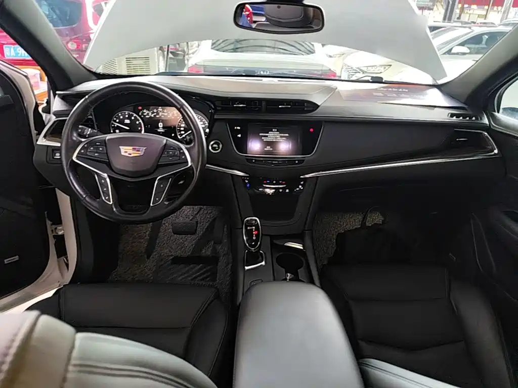 Photo 10 - Cadillac XT5