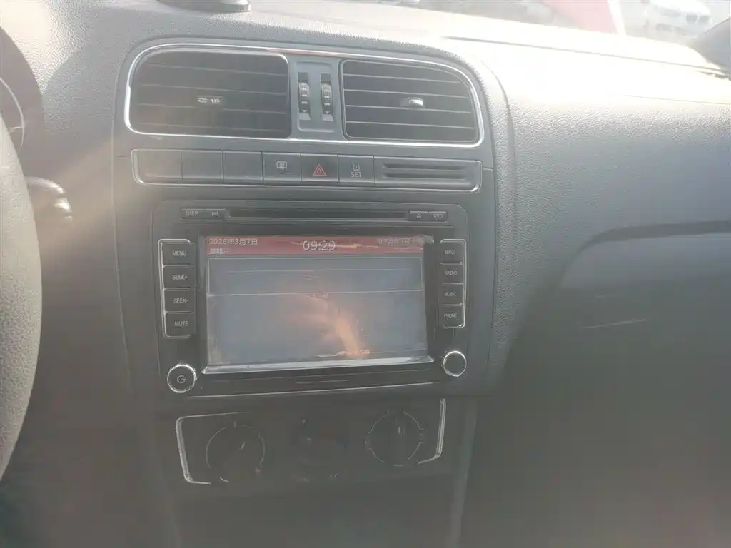 Volkswagen Polo 2014 1.6L Automatic Comfort Edition фото 9