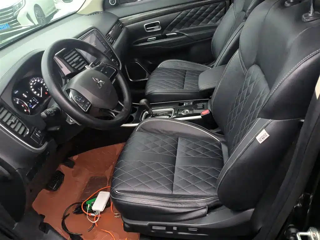 Mitsubishi Outlander 2020 2.4L 4WD Luxury 7-seater фото 12
