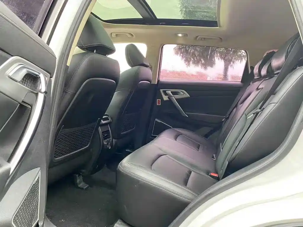Фото 7 - Geely Atlas