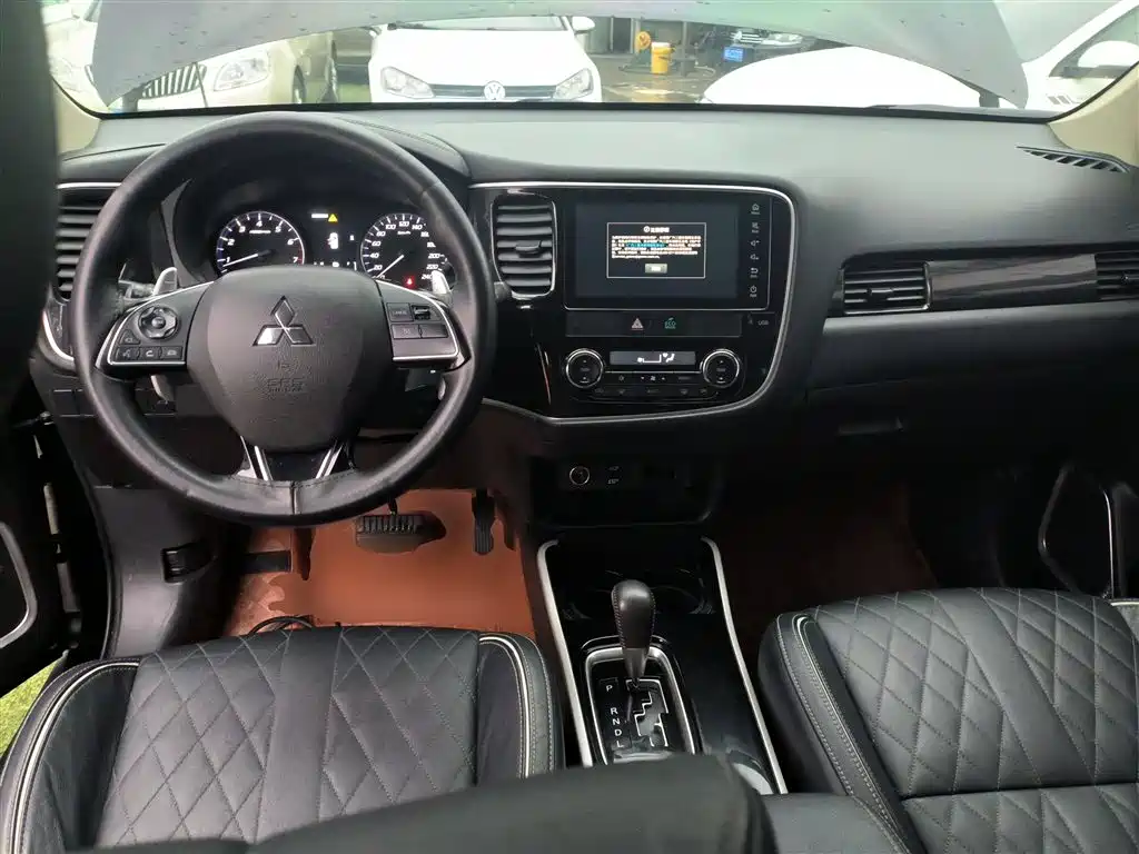 Mitsubishi Outlander 2020 2.4L 4WD Luxury 7-seater фото 7